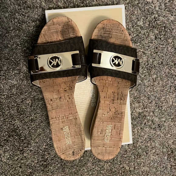 Gently used Michael kors platform sandal in box US 8 - Picture 2 of 3
